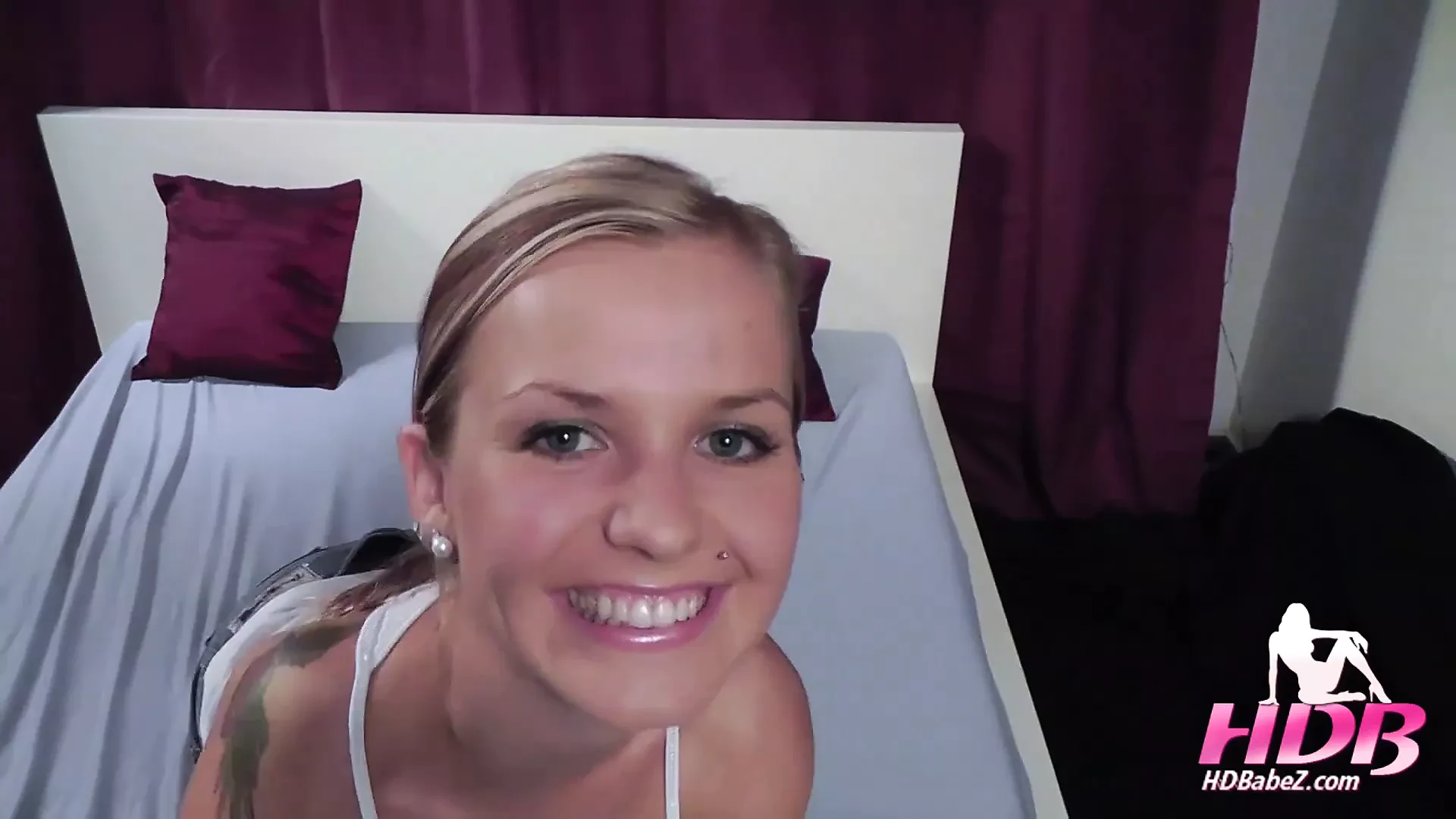 Sexy meisje bedriegt vriendje en neukt voor creampie