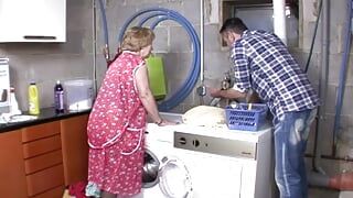 The granny rattling on the washing machine