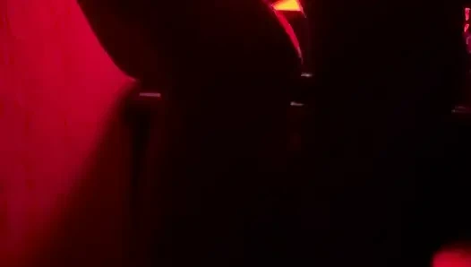 Kırmızı odada yoğun Romalı seks sakso çektikten sonra döllenmeye yol açıyor