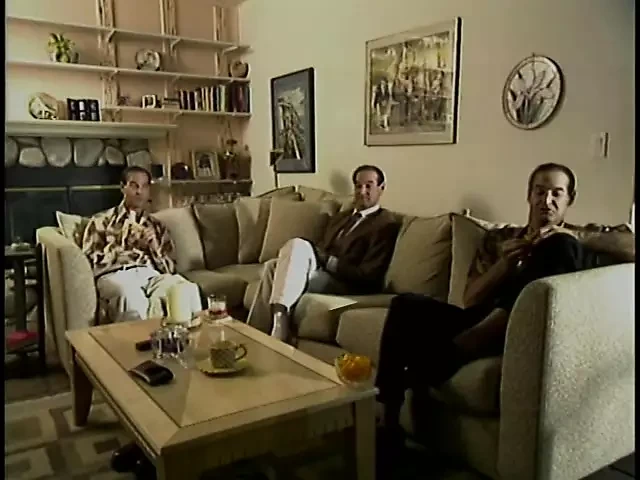 Oogverblindende blondine krijgt haar kutje gelikt door een meid in een trio