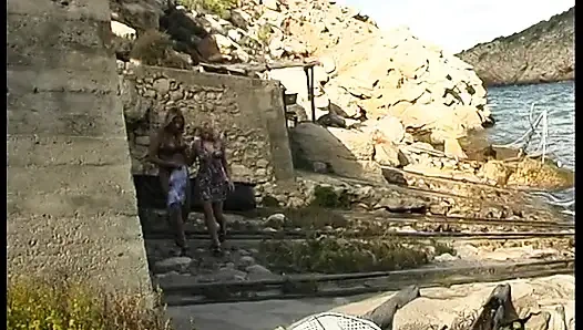 İri göğüslü harika hatun açık havada amını yalatıyor