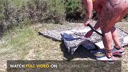 İyi bir kaltak plajda sikiliyor