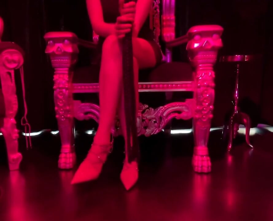 Femdom Rode kamer