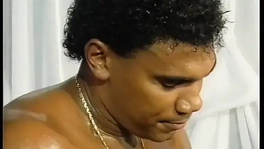 Милфа с большими сиськами сосет хуище, пока ее трахают другие