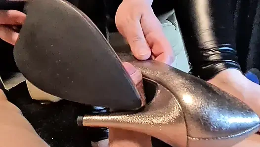 Немецкая MILF Кира трахает с ногами и обувью