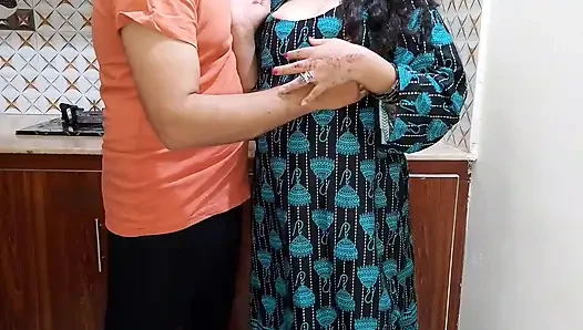 Desi bhabhi kochte in der küche, ehemann ging ins büro, dann will devar sie ficken