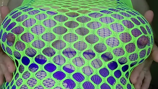 Милфа-шлюшка в зеленых чулках-сеточках принимает огромный синий дилдо глубоко - мокрая киска растягивается и сливочный оргазм