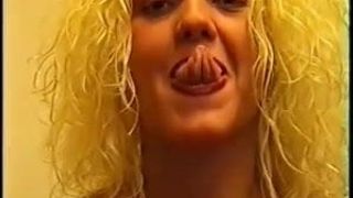 Lange Blondine mit langer Zunge