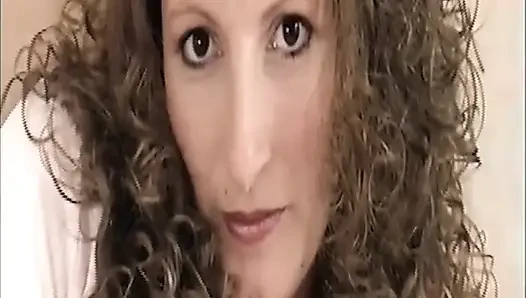 Esmer kadın tıraşsız amcığının derinliklerine dildo sokuyor