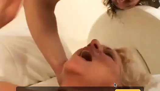 Blondes reifes schätzchen weiß, wie man diesen jungen mann befriedigen kann