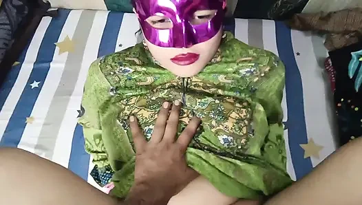 Hintli kadın kocası iktidarsız olduğu için kayınbiraderi ile pembe amının susuzluğunu gideriyor.