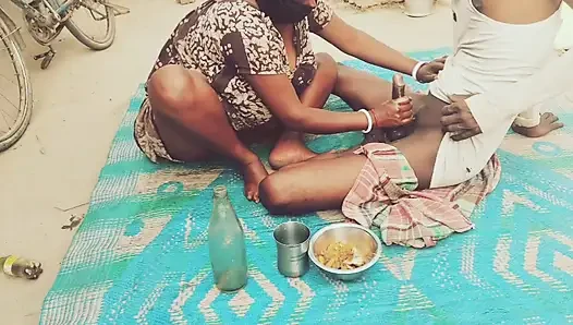 Desi bhabhi ke sath Daru Piya aur gaon ki chudai ki