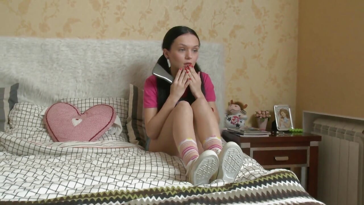 娇小的黑发少女在做爱后被射在肚子上