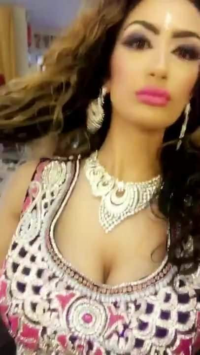 HOT INDIAN BITCH IN SALWAAR TEASING