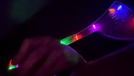 Alternative-mädchen befriedigt sich mit rosa spielzeug