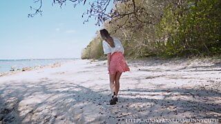 Schoonheid in rok pissend twee keer op het openbare strand, 4k