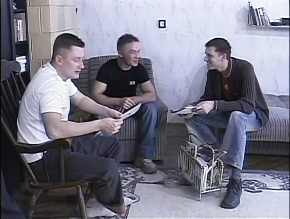 Τεράστιος πούτσος ρουφάει το μουνί γαμιέται... αμφιφυλόφιλο τρίο