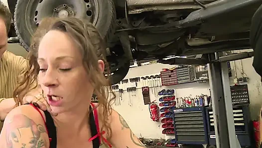 Sexy tätowierte brünette mit dickem arsch zu dritt gefickt