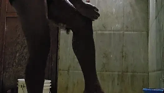 Senin için büyük yarağımla duş alırken bir video çektim