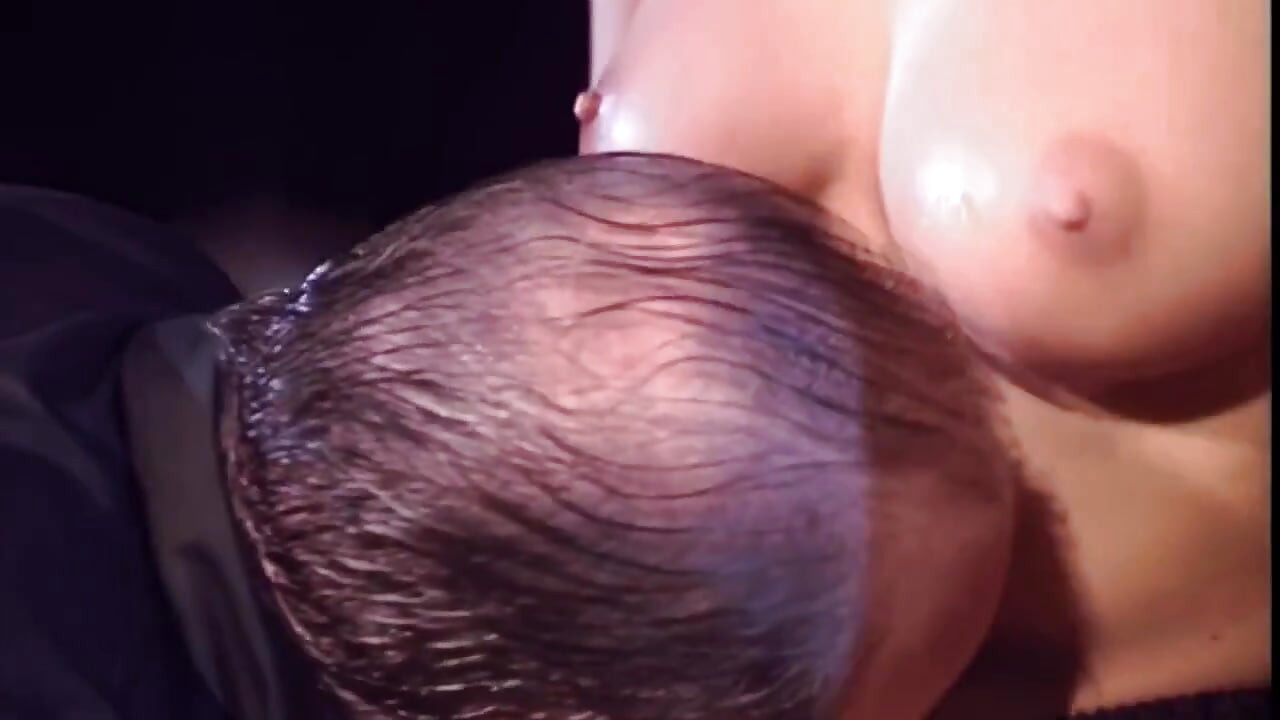 นักเต้นไนท์คลับเปิดให้พวกเขาและพวกเขาเย็ดเธอในตูด