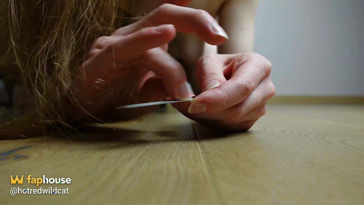 Cuide Mis Uñas Y Las Pinto Con Un Esmalte Claro
