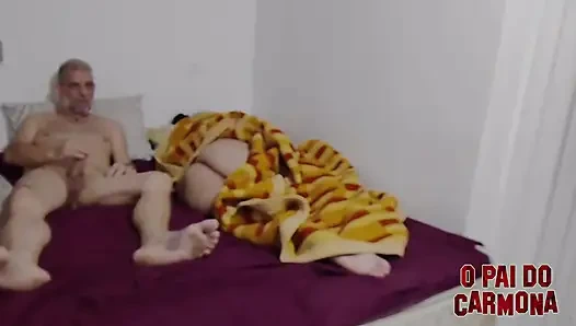 Putri tiri saya mengeluarkan pantatnya, saya melewati penisnya