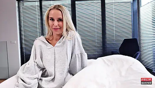 Meine kleine Stiefschwester Lola Myluv! Erwischt mich beim wichsen und will harten fick!!