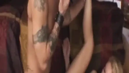 Tante seksi rambut pirang lagi asik nyepong kontol dan fingering memek beceknya