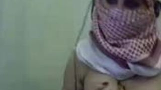 Палестинская арабская девушка в хиджабе показывает свои большие сиськи перед вебкамерой
