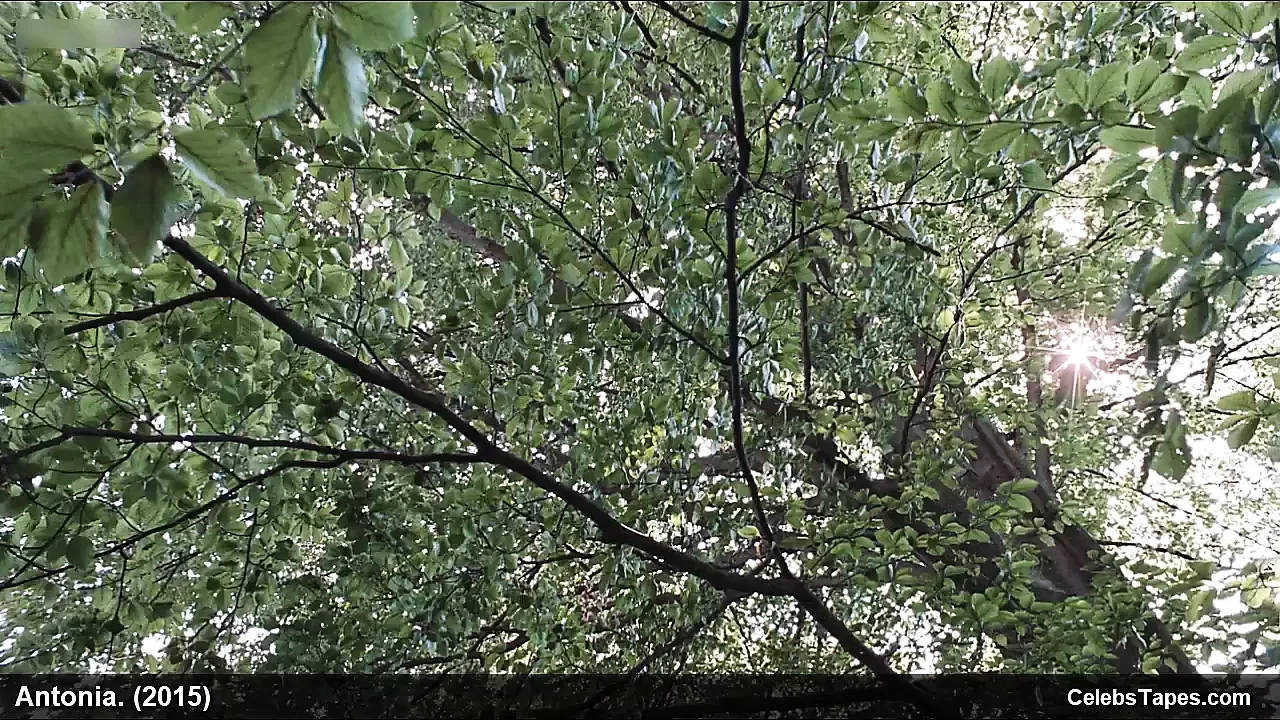 名人Linda Caridi暴露她毛茸茸的阴户和热辣性爱