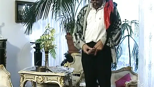 Schöne deutsche puppe wird in einem heißen dreier gebohrt