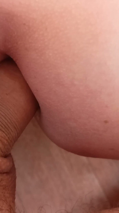 Genç delik büyük bir sikin spermiyle dolup taşıyor !!! | Bölüm 1