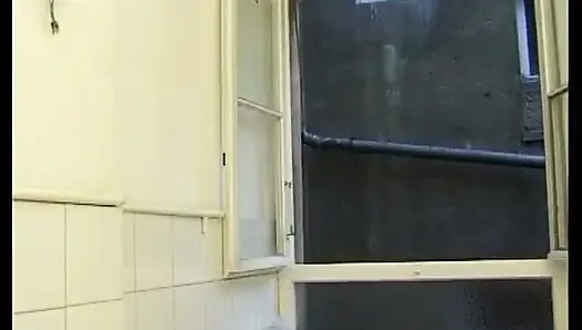 Remaja pirang dengan pantat bulat mengisap kontol dan disetubuhi di dapur