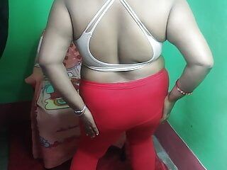 Inderin Sruti Bhabi strippt in roten Leggings und BH