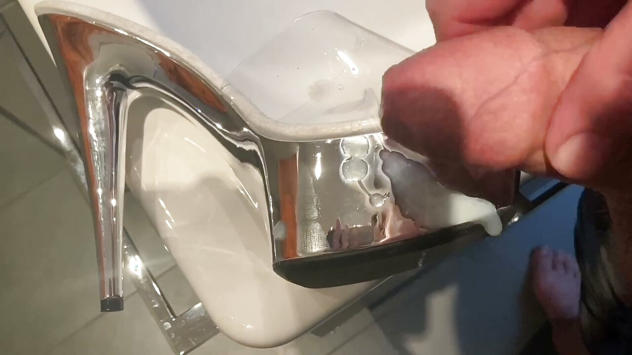 35 Éjaculations sur des talons hauts