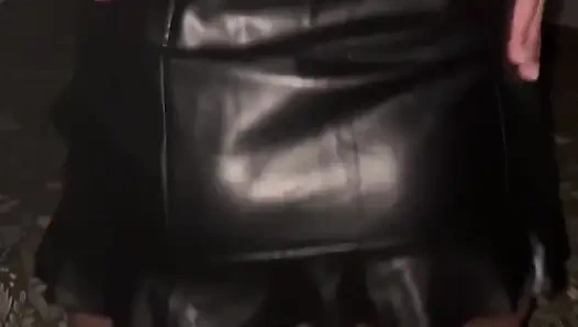 Ich habe angefangen, mit meiner Uhr-Nachparty in einem Leder-Minirock zu spielen