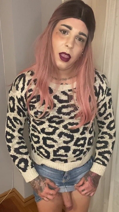 U jakni s uzorkom jaguara i traper suknji, posebno sam se našla seksi u ovom looku, i je li vam se svidjelo?