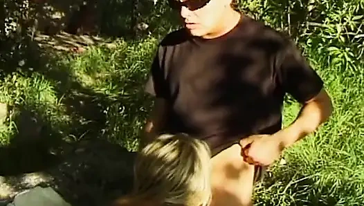 cewek hot rambut pirang ini dijilat dan di-fingering di luar ruangan