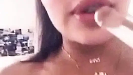 Lela Star sıkı amcığını genişletiyor