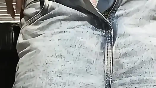 Heißes 18-jähriges schulmädchen strippt vor dem unterricht, perfekte titten. Heimvideo