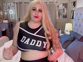 Une grosse pom-pom girl blonde se masturbe pour son papa