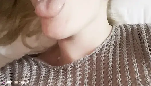 Üvey erkek kardeş gündelik porno izliyor ve üvey kız kardeşinin ağzına boşalıyor