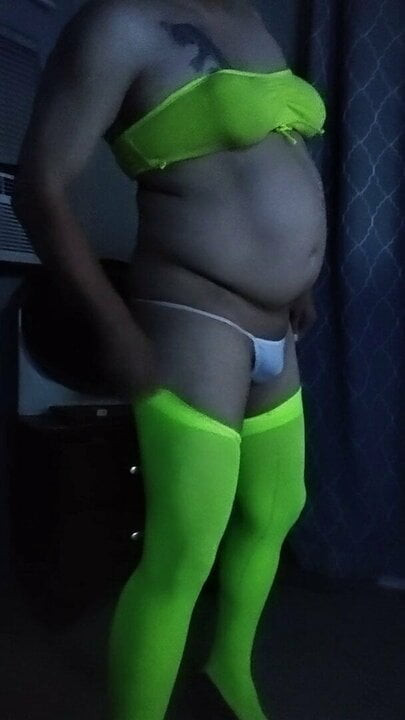 セクシーなパンティーでハンサムな男