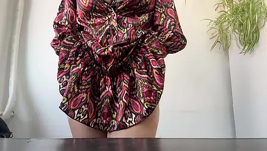 Heiße sexy milf reibt ihre muschi durch strumpfhosen