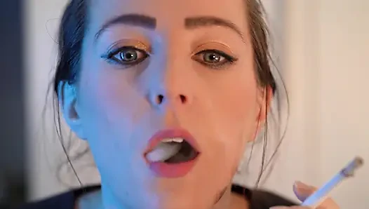 Cewek mungil ini lagi asik merokok - close up