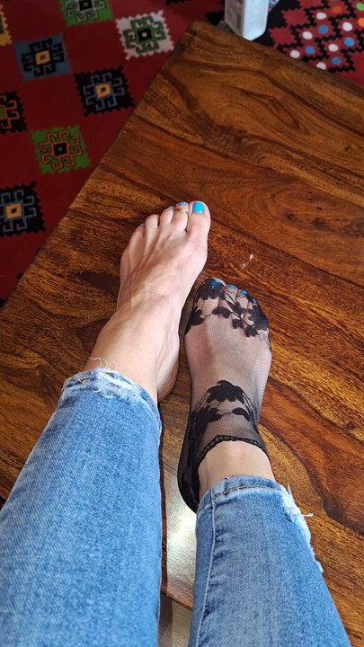 Denim pants with blue nails