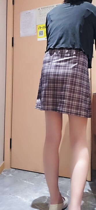 Shemale Ting Xuan opened the hotel room door and then masturbated.