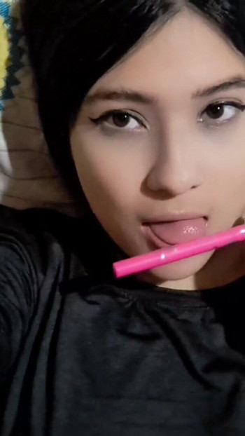 Mein stiefvater berührt meine reichen brüste | Clip 1