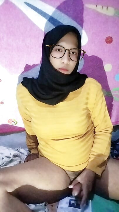 Hijab-clad waria wants to come home from work wanting to blow and sniff
