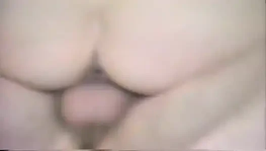 Cewek kurus rambut pirang di-fingering sampai orgasme eksplosif